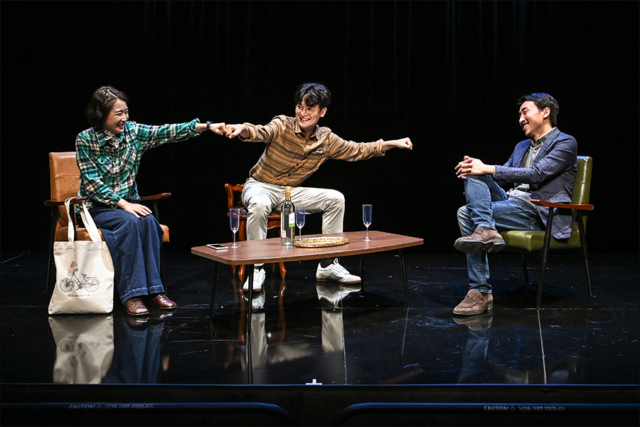 작년 서울시극단의 ‘창작 플랫폼-연출가’로 초연된 연극 〈와이프〉는 ‘나’로 살고자 하는 이들은 시대와 불화하면서도 희망을 잃지 않는다는 사실을 보여준다.