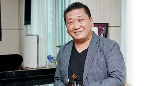 오스트리아의 음악도시 빈으로 여행을 떠나는 서울시유스오케스트라의 . 음악감독이자 협연자인 바이올리니스트 김응수을 만났다.